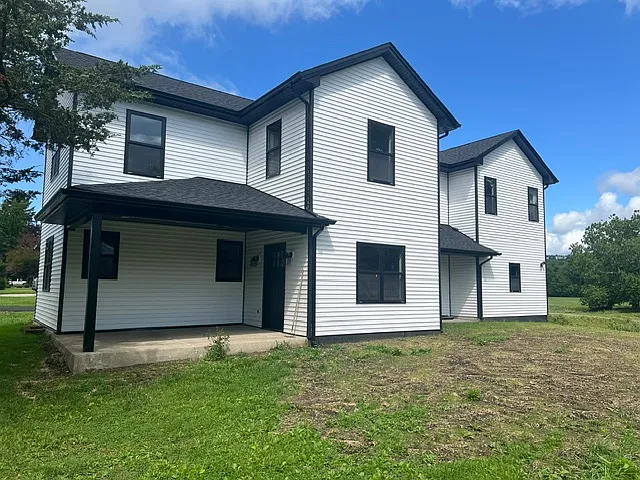 4 bed, $4,000 — Photo 1