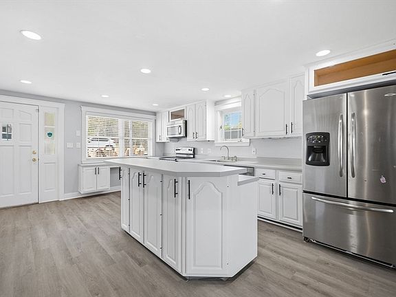 4th image of 105 Lakeshore Dr