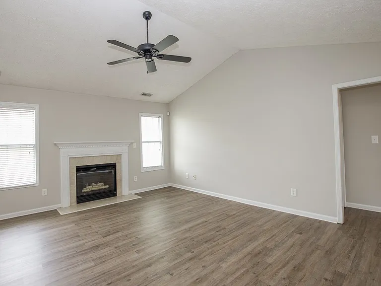 196 Lochwood Dr — Photo 6