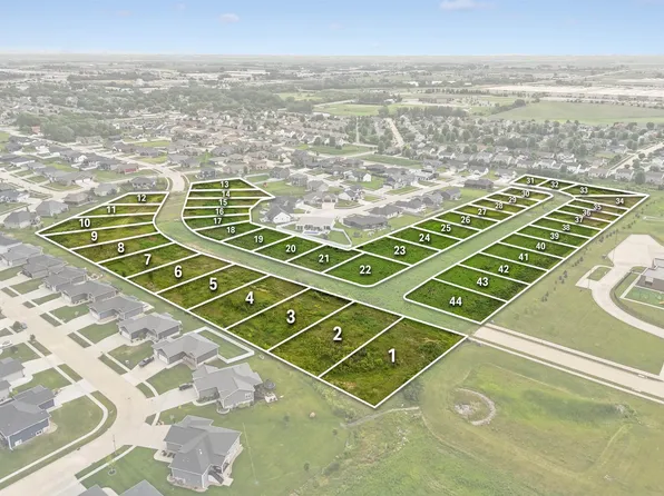 25 Elizabeth Dr, Cedar Falls, IA 50613