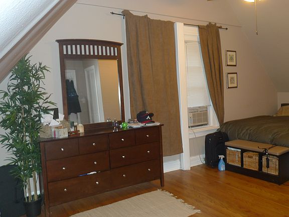 4th image of 1210 W Oakdale Ave #D