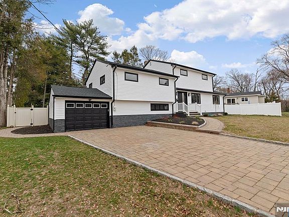 4th image of 229 Standish Rd