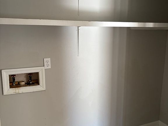 5th image of 122 Stewart Ct