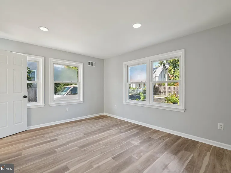 2500 S Eads St — Photo 17