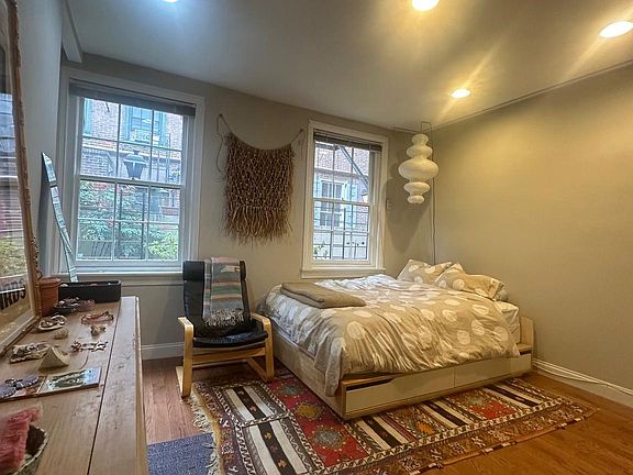 4th image of 910 Clinton St APT 1R