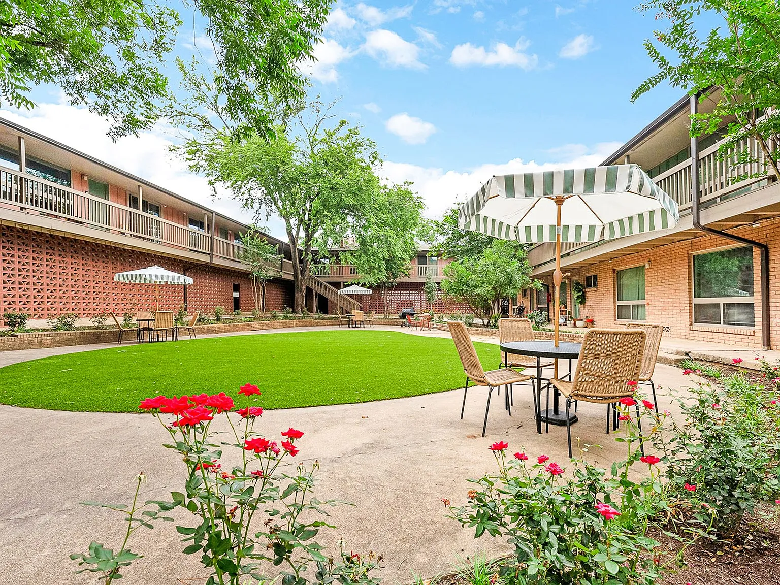 Lorrain Apartments — Photo 1