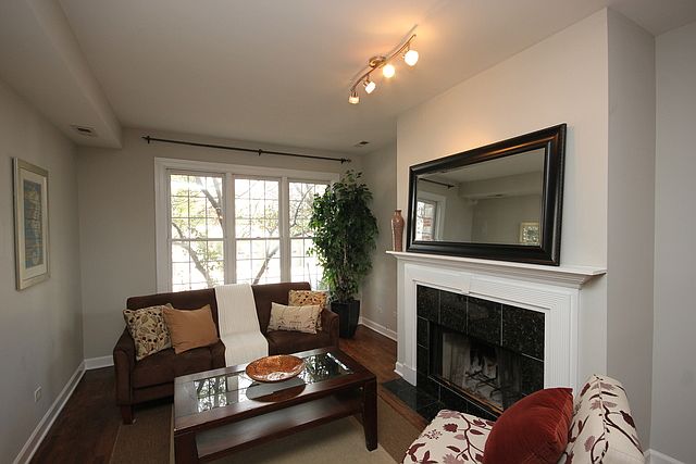 1st image of 942 N Wood St APT 1
