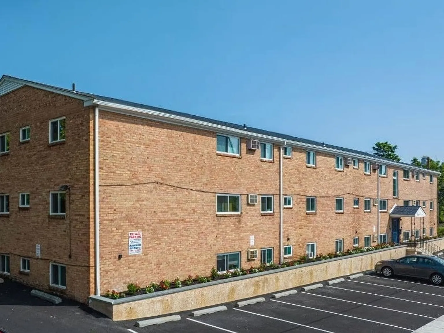 Yale Court Apartments — Photo 1