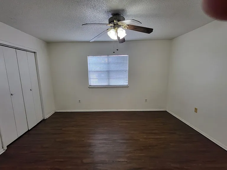 320 E Edwards St #10 — Photo 16