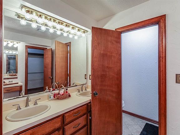 5th image of 719 N Wedgewood Dr