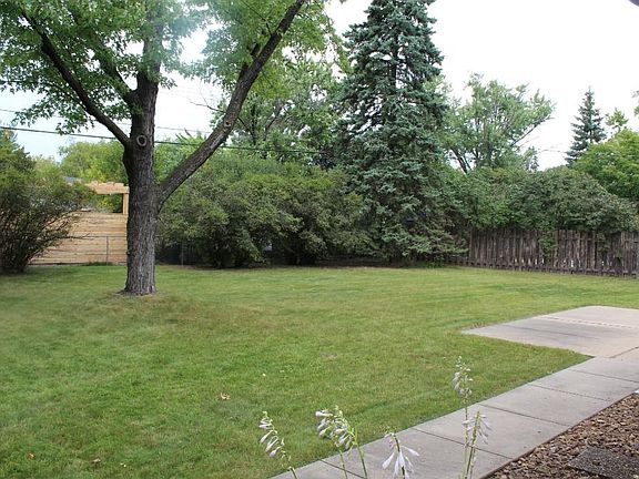 Large fenced back yard.