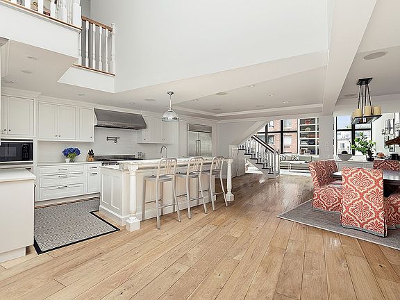 4th image of 377 W 11th St