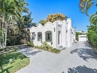 2231 SW 17th St — Photo 1