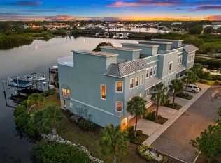 1152 Flying Fish Ln, Tarpon Springs, FL 34689