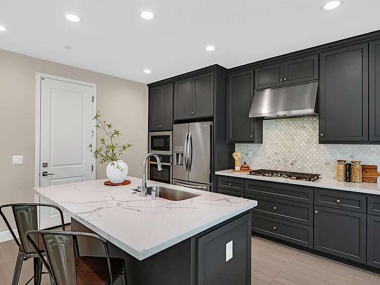 464 E Yarrow Pl — Photo 12