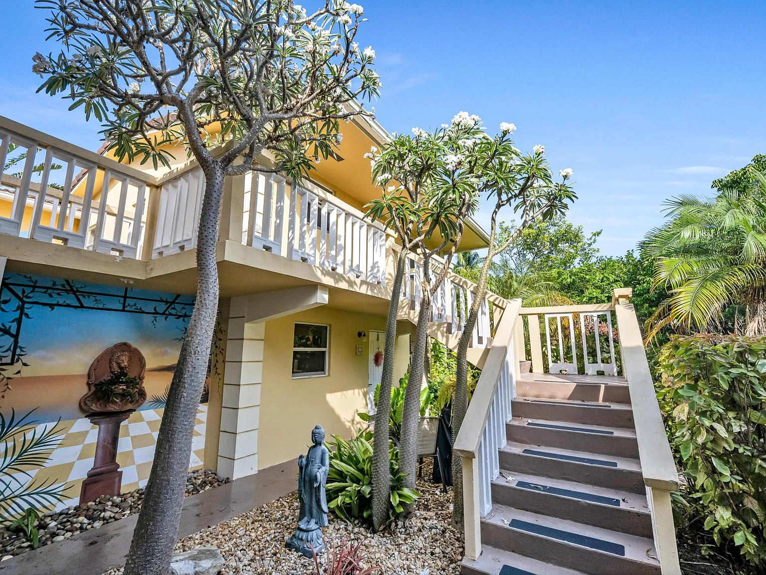 2 bed, 1.0 bath, 692 sqft, $1,750 — Photo 1