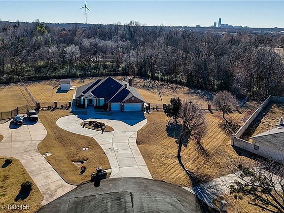 3rd image of 3809 Kings Ct