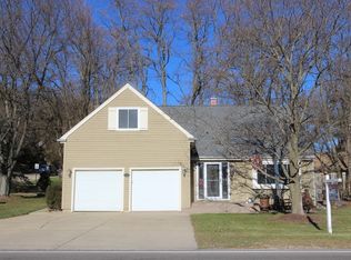 1 Valley Dr, Cary, IL 60013