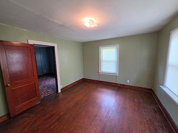 12th image of 236 Clyde St