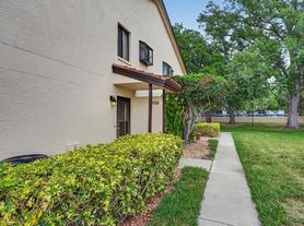 5735 Gardens Dr, Sarasota, FL