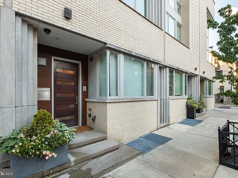 209 S 22nd St — Photo 3