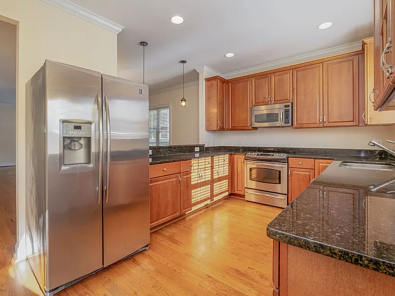 319 Woodvale Pl — Photo 7