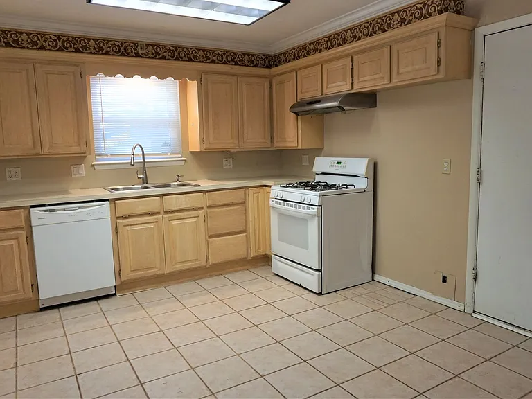 1813 Hardy Dr — Photo 4