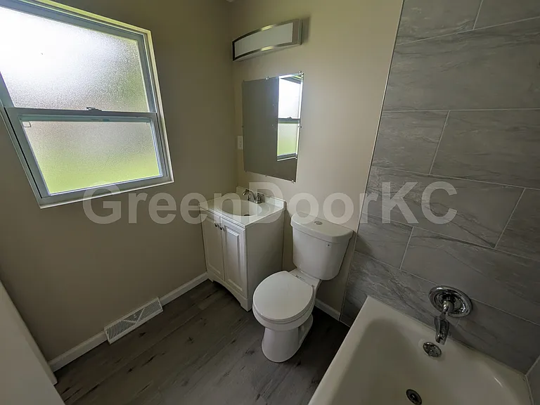 405 Holiday Dr — Photo 11