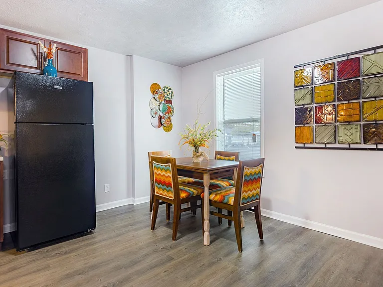 610 E College St — Photo 18