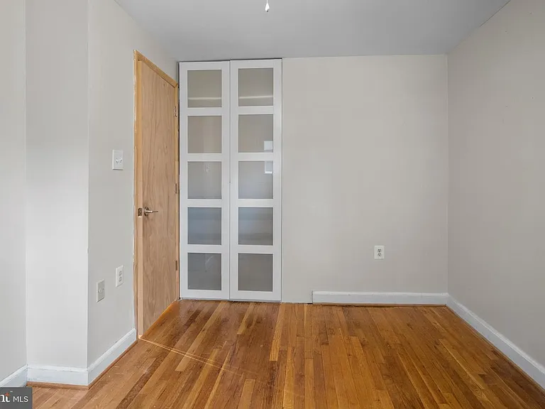 350 James St — Photo 17
