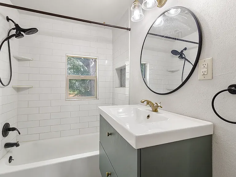 1136 S Adell Ave — Photo 23