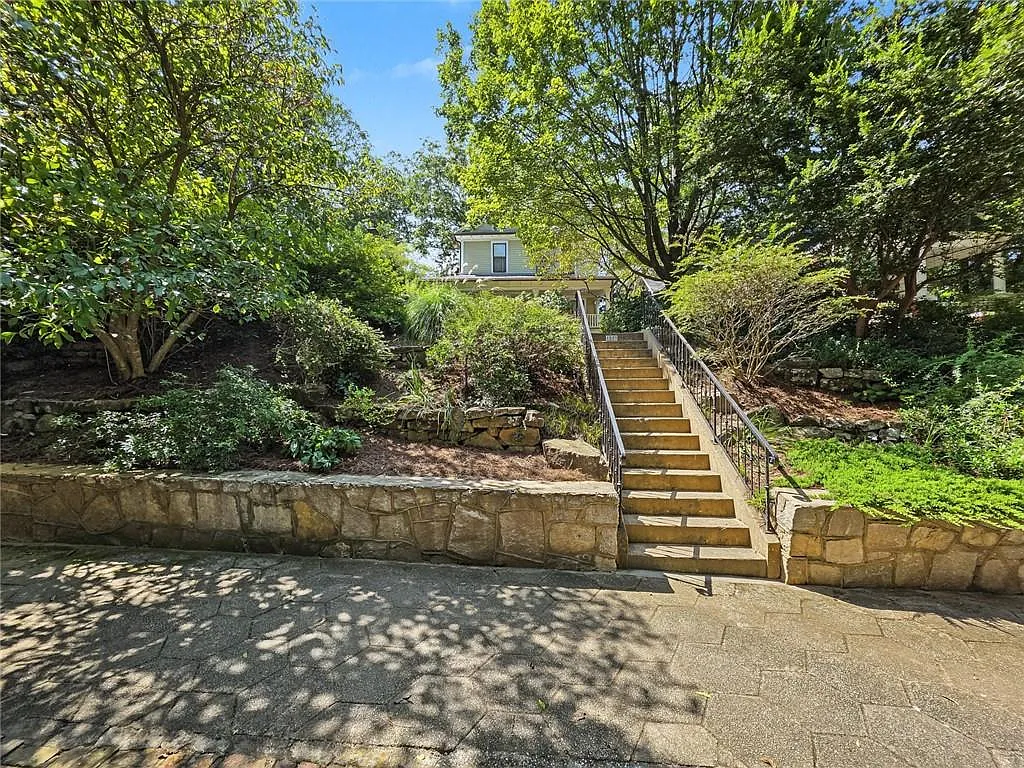 3 bed, 2.5 bath, 2728 sqft, $5,800 — Photo 2