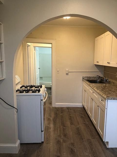 Modern Eat-In Kitchen with Architectural Detail