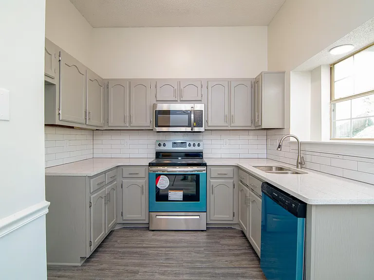 2822 Laura Cir E — Photo 10