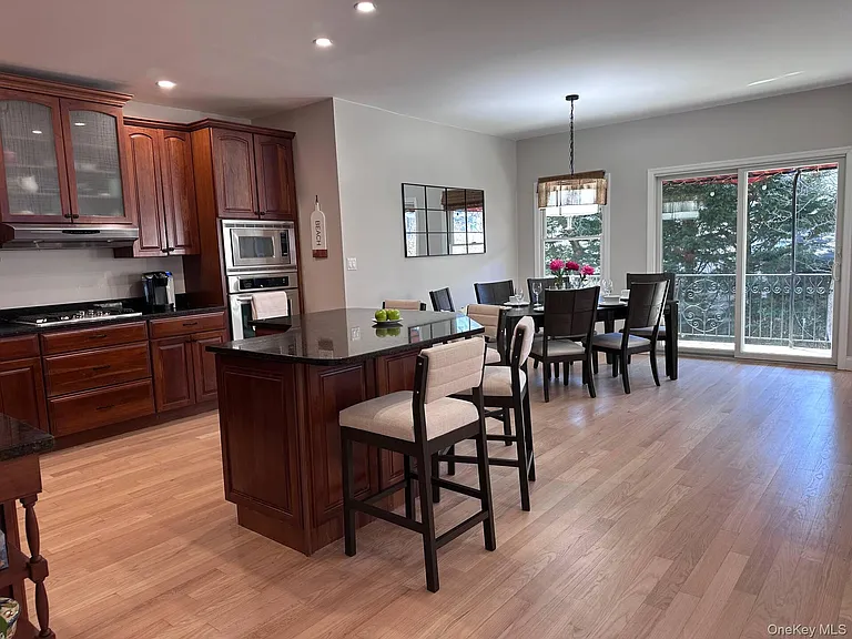 322 E Beech St — Photo 6