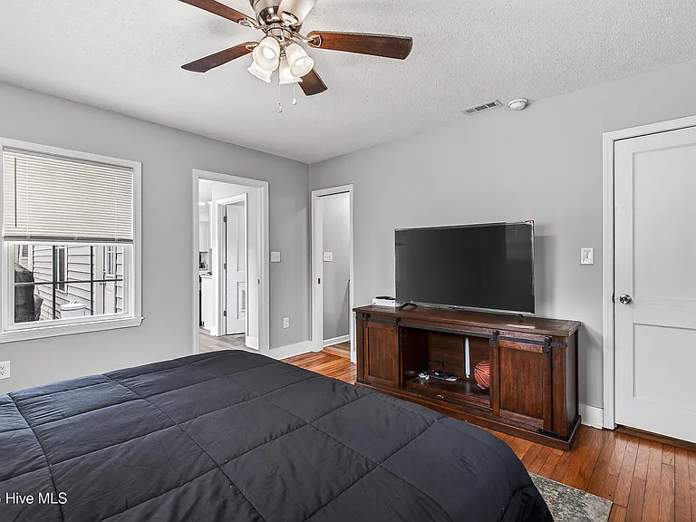 403 Sherwood Rd — Photo 14