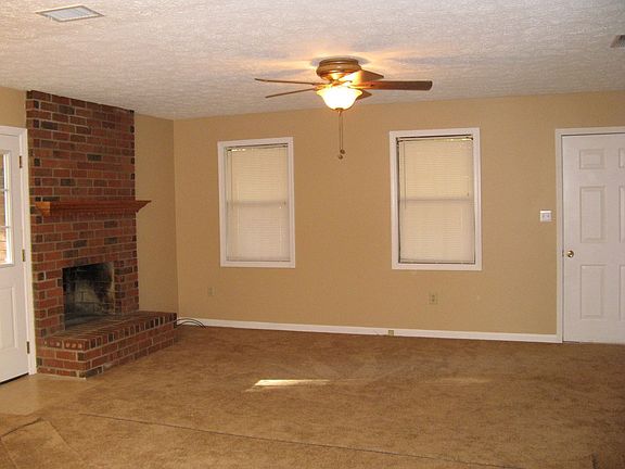 LIVING ROOM W/FIREPLACE