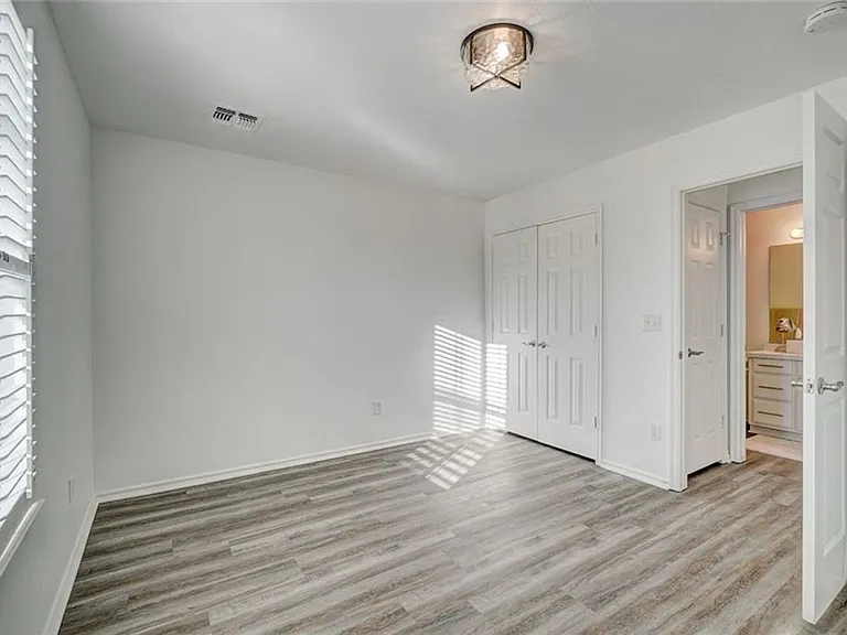 300 Glen Dr — Photo 29