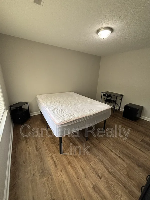 1 bed, 1.0 bath, $230 — Photo 2
