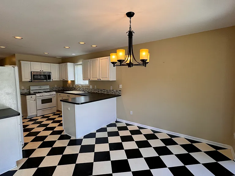 215 Cherry Dr — Photo 9