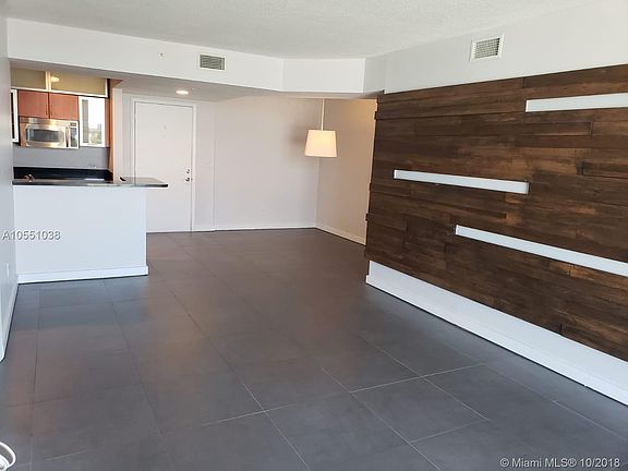 4th image of 2775 NE 187th St APT 508