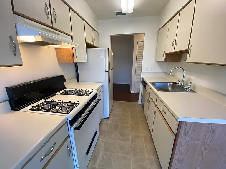 Princeton Circle West Apartments — Photo 36