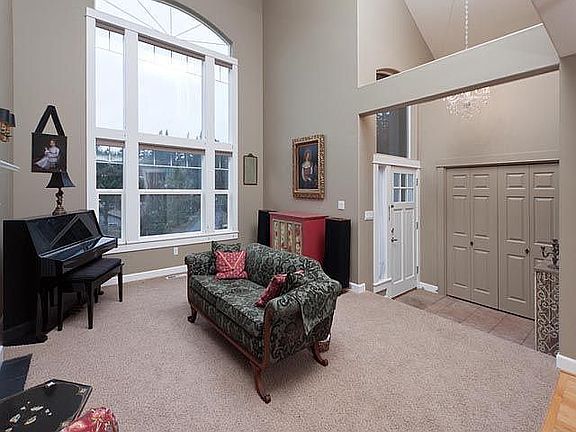 2 Story Living Rm & Entry