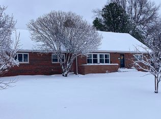 914 Meadow Ln, Junction City, KS 66441