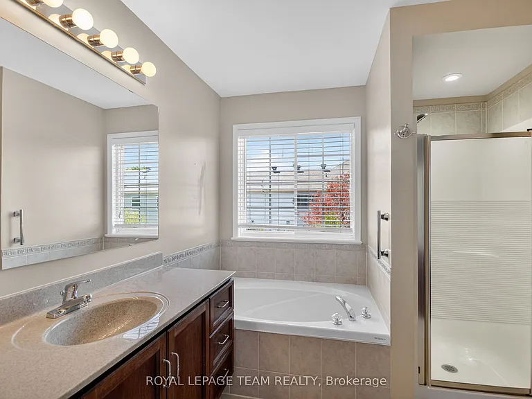 32 Riverstone Dr N — Photo 32