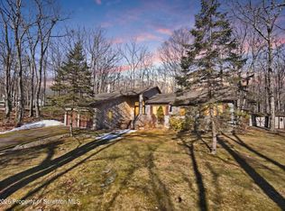 1197 Dewberry Dr, Hawley, PA 18428