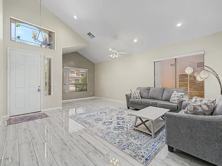 1015 E Irma Ln — Photo 4