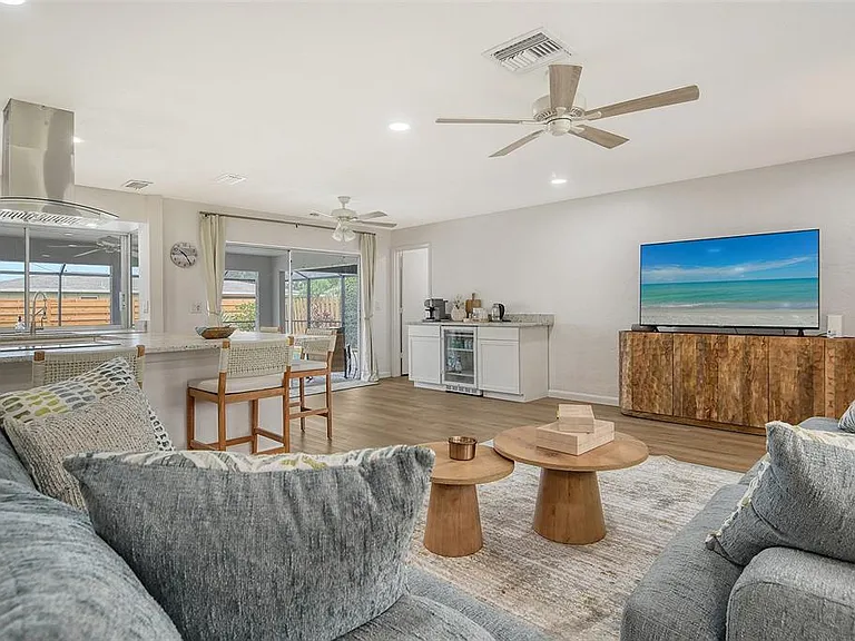 6722 Roxbury Dr — Photo 11