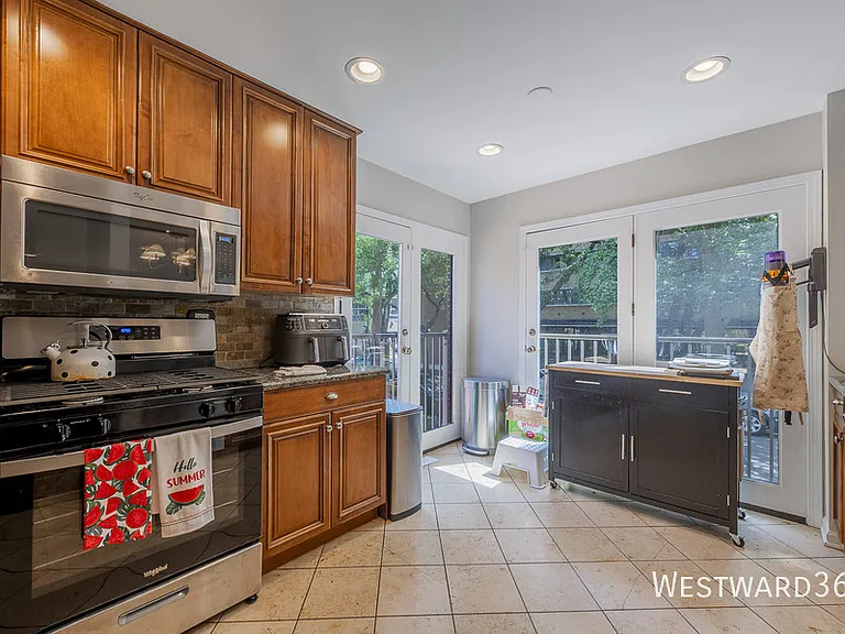 2336 N Lakewood Ave — Photo 9