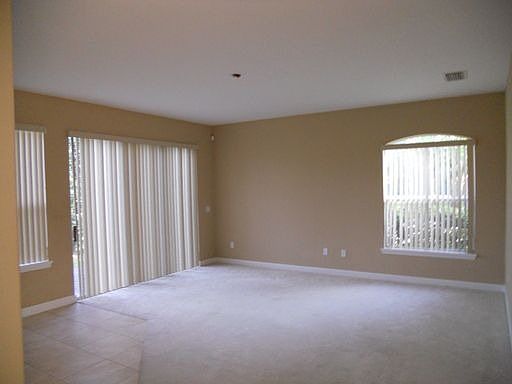 4th image of 320 Commercial St